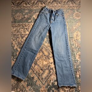 LEVI’S PREMIUM — RIBCAGE STRAIGHT ANKLE JEANS